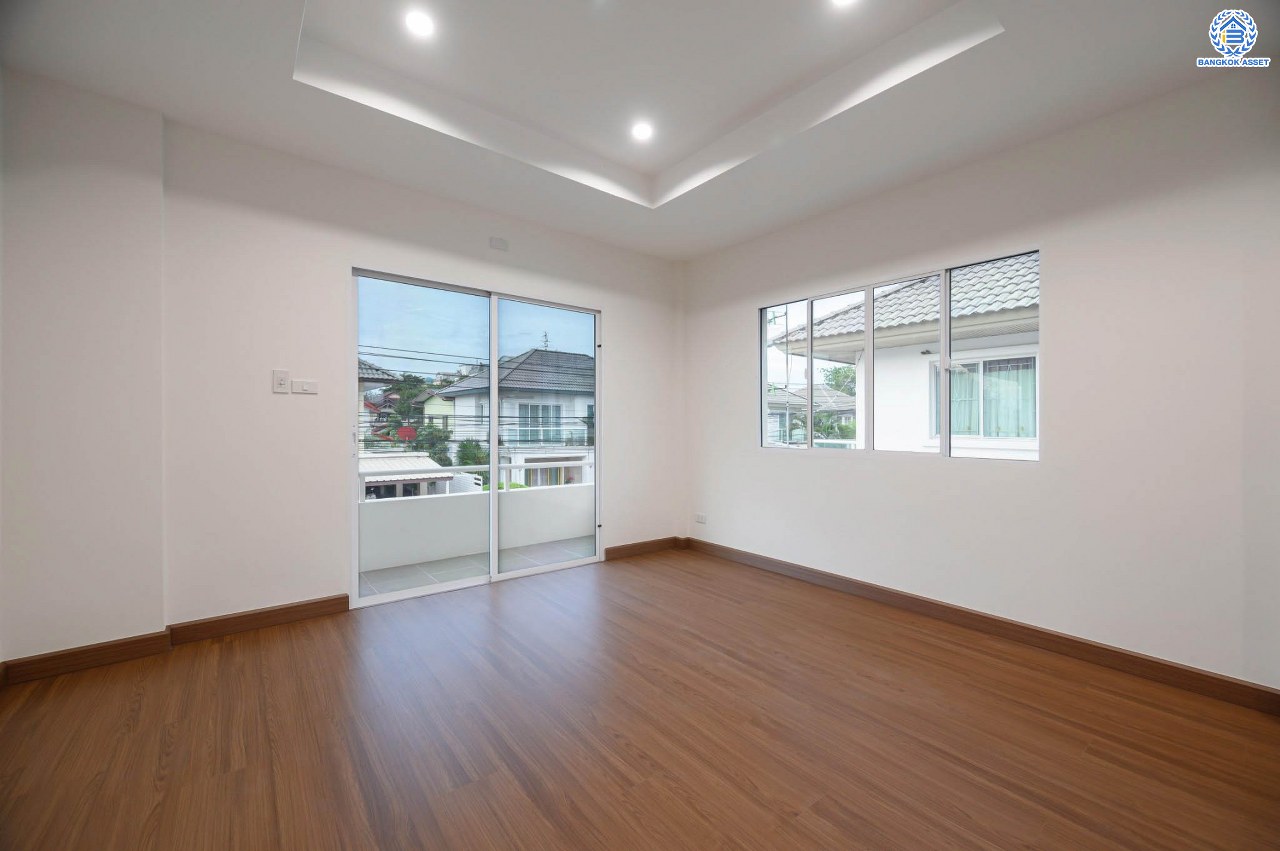 บ้านมือสองตกแต่งใหม่ โครงการ ชวนชื่นโมดัส แจ้งวัฒนะ เนื้อที่ 51.6 ตร.ว. ฟังก์ชัน 3 ห้องนอน 3 ห้องน้ำ จอดรถได้ 2 คัน รองรับทุกการอยู่อาศัย บนทำเลเดินทางเข้า-ออกเมืองสะดวก เชื่อมต่อถนนเลี่ยงเมืองปากเกร็ด, ถนนแจ้งวัฒนะ, ถนนติวานนท์ ใกล้รถไฟฟ้าสายสีชมพู "สถานีเลี่ยงเมืองปากเกร็ด" ทางด่วน "แจ้งวัฒนะ" และเซ็นทรัล แจ้งวัฒนะ